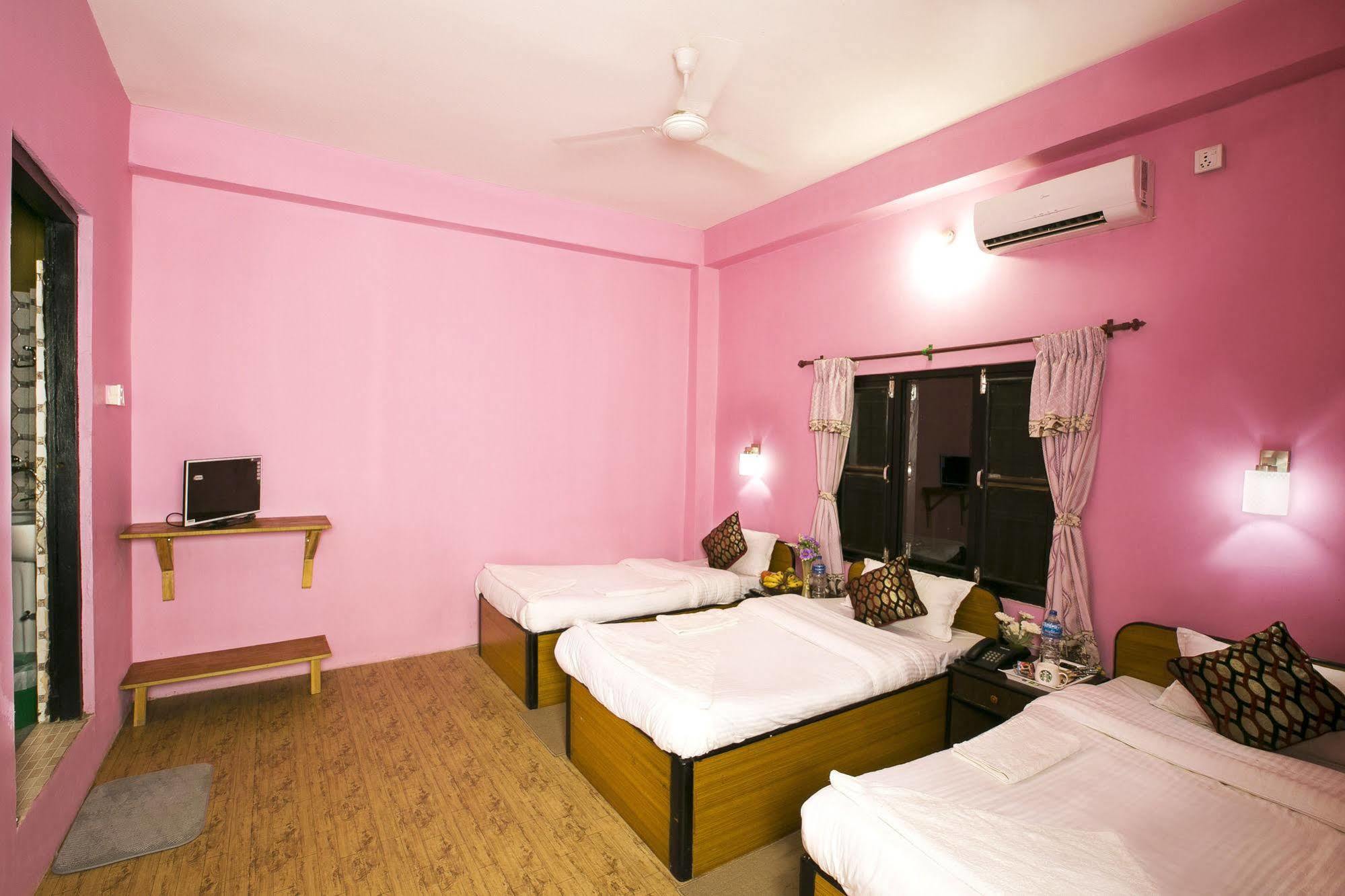 Sauraha Nana Hotel Eksteriør billede
